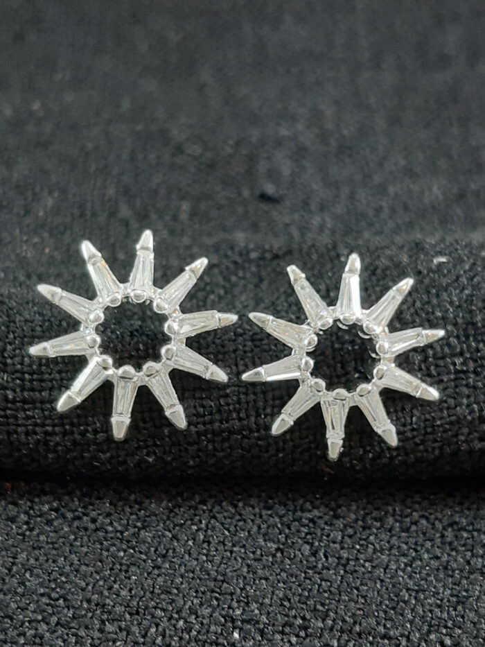 Brinco estilo raio de sol com pedras cristal