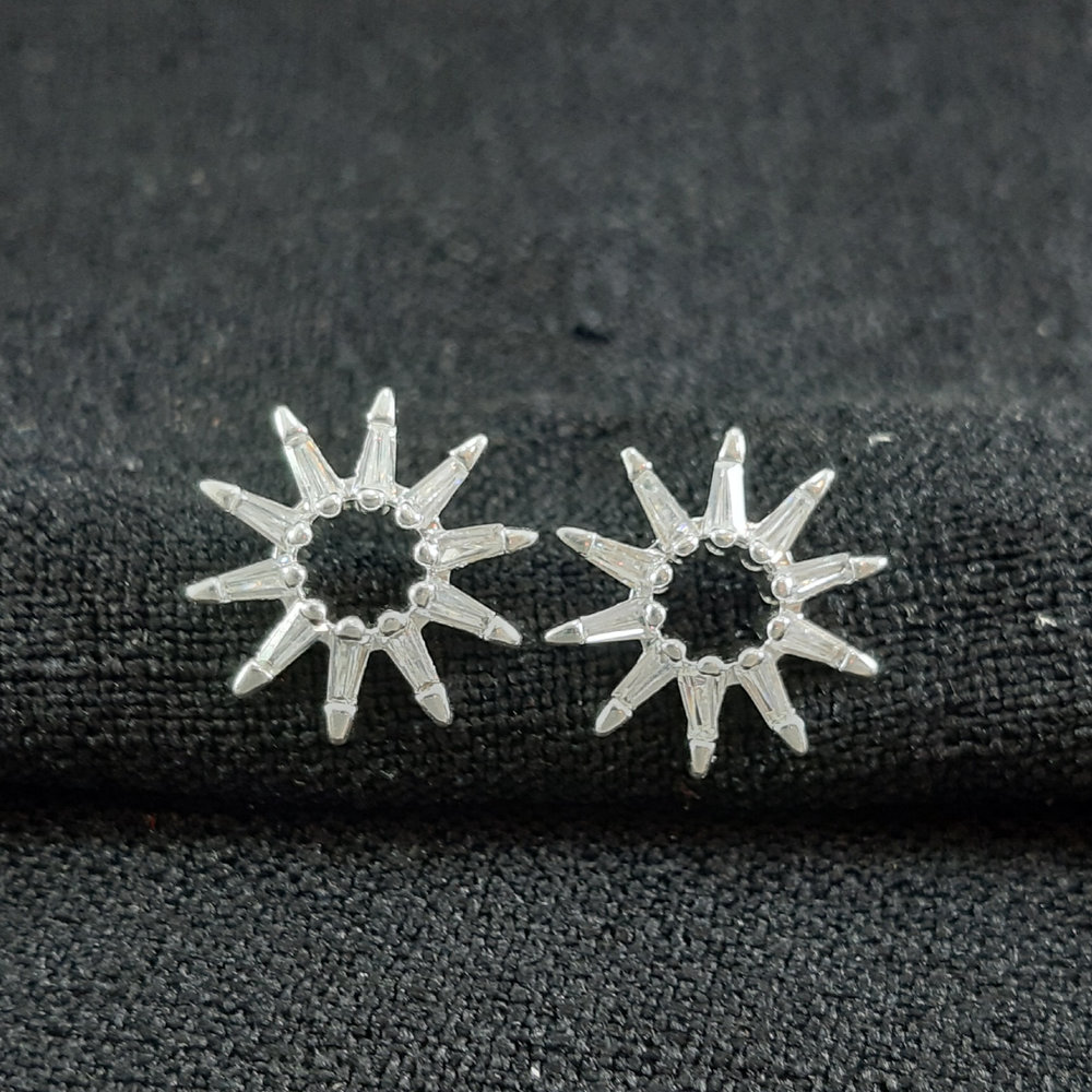 Brinco estilo raio de sol com pedras cristal