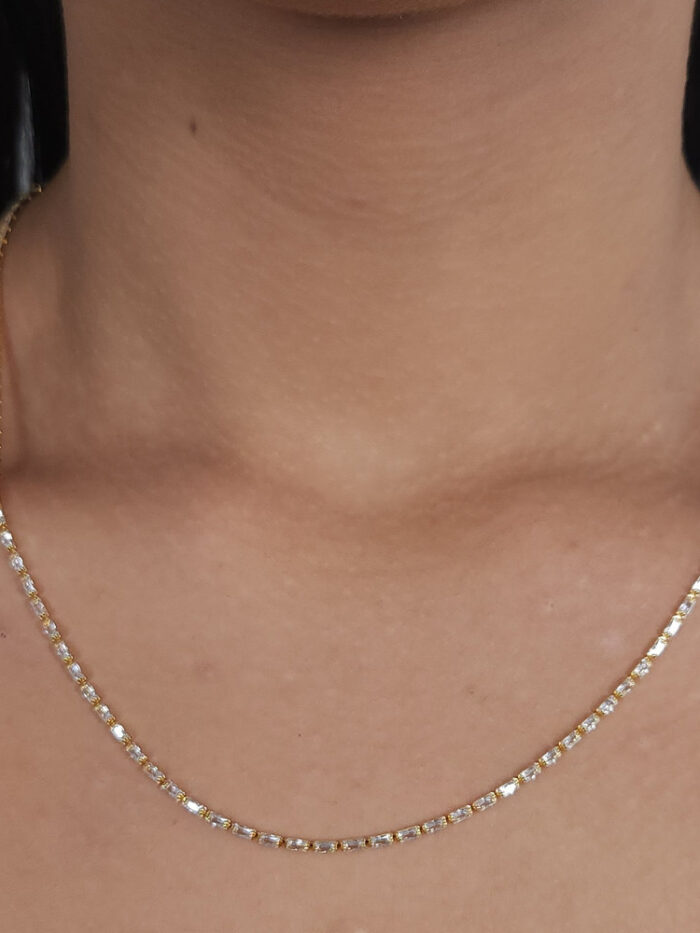 Gargantilha longuinho pedra baguete cristal