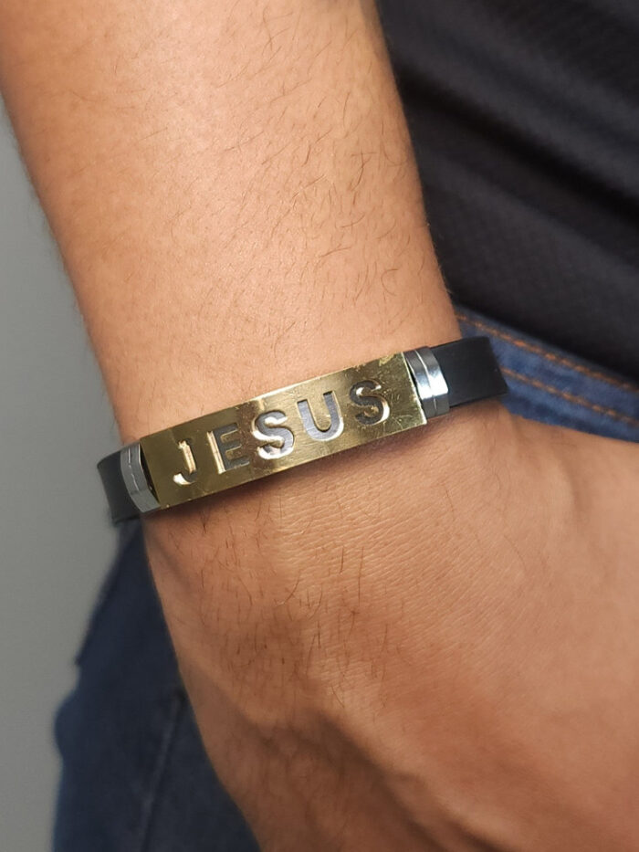 Pulseira masculina  com placa dourada escrito JESUS