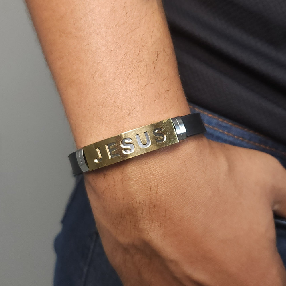 Pulseira masculina com placa dourada escrito JESUS