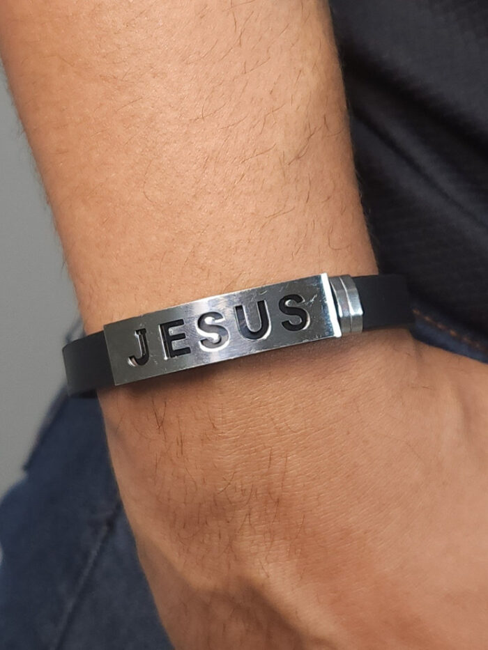 Pulseira masculina com placa escrito JESUS