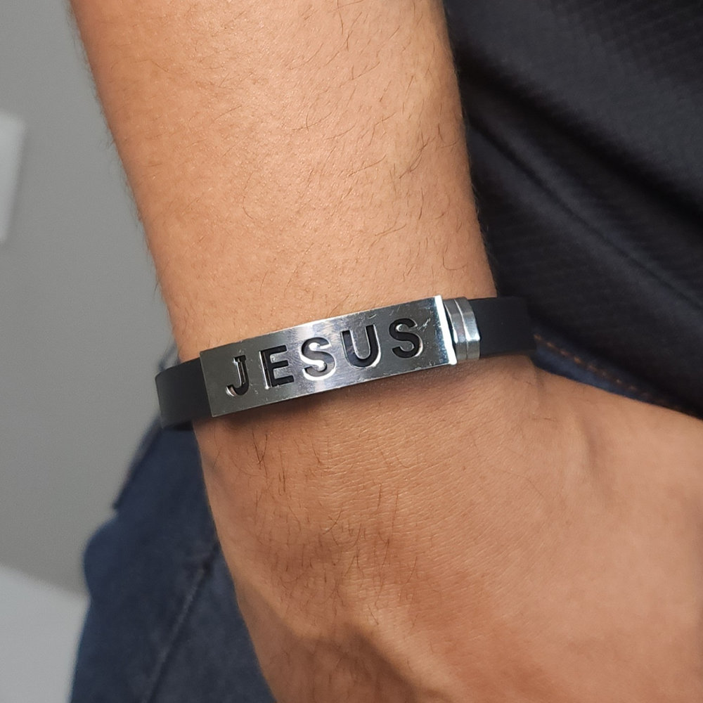 Pulseira masculina com placa escrito JESUS
