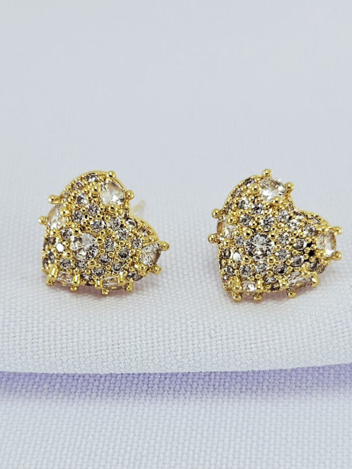 Brinco coração cravejado