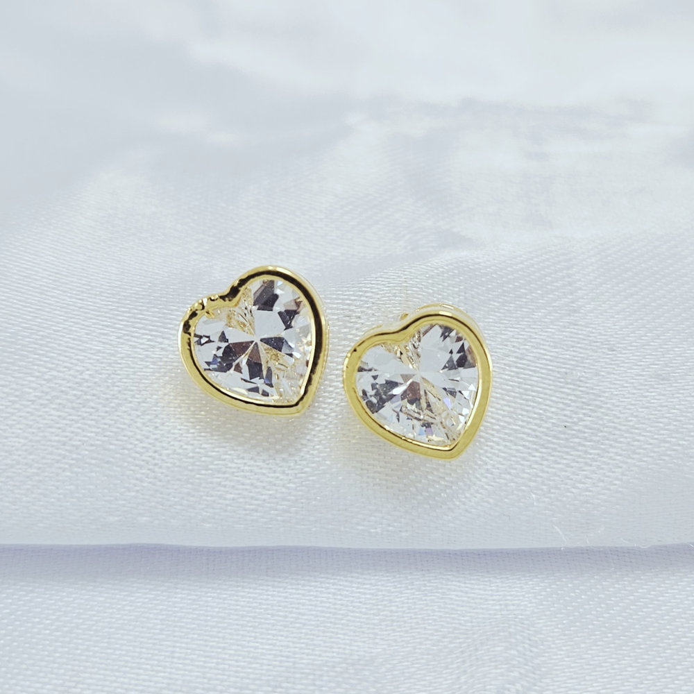 Brinco pedra formato coração base dourada