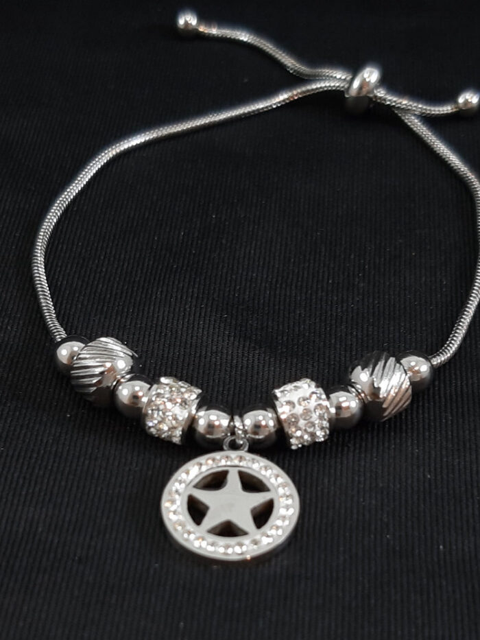 Pulseira bolas prateada e cravejada com pingente estrela detalhe vazado