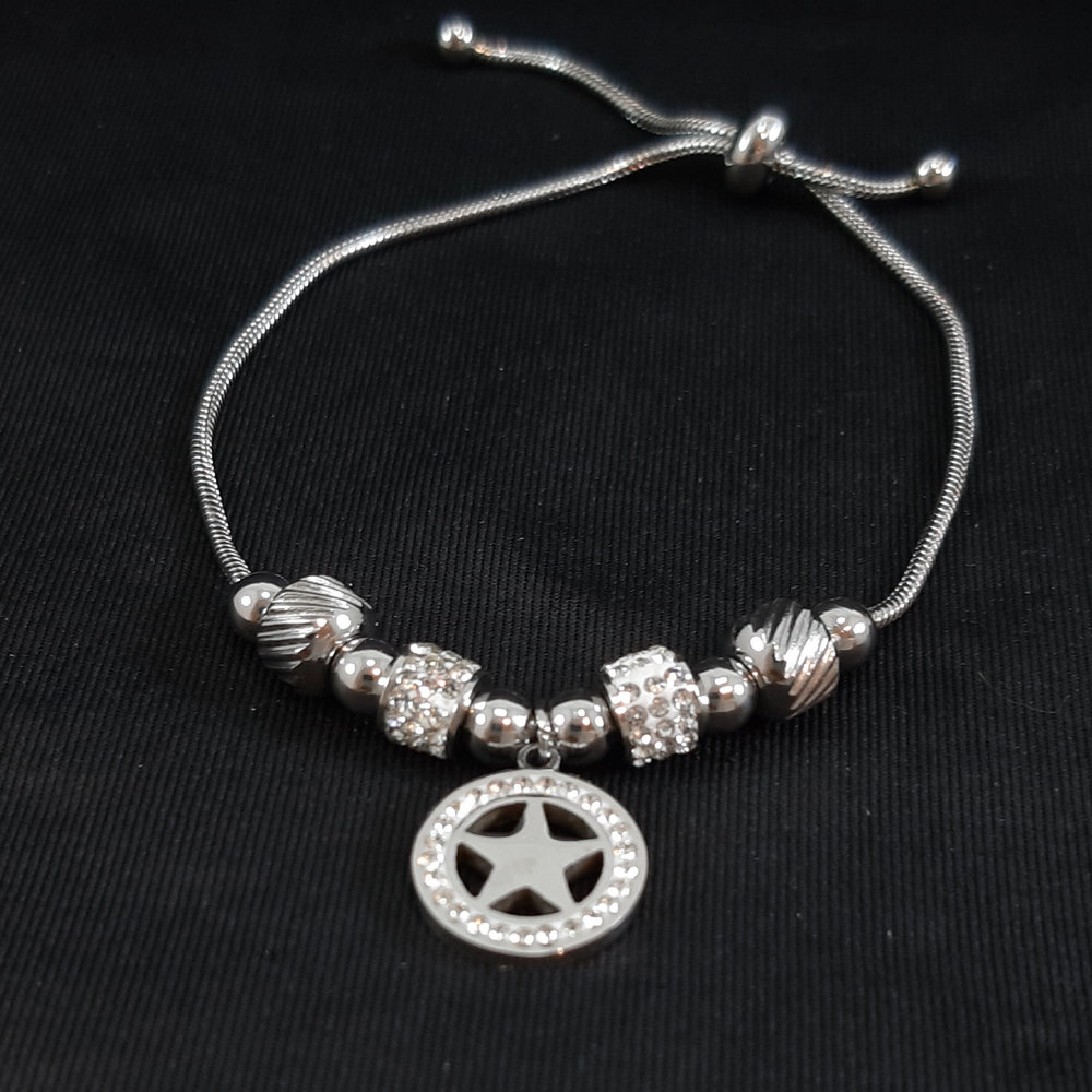 Pulseira bolas prateada e cravejada com pingente estrela detalhe vazado