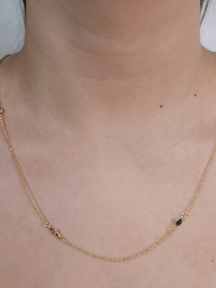 Gargantilha longuinho com ponto de luz colorido