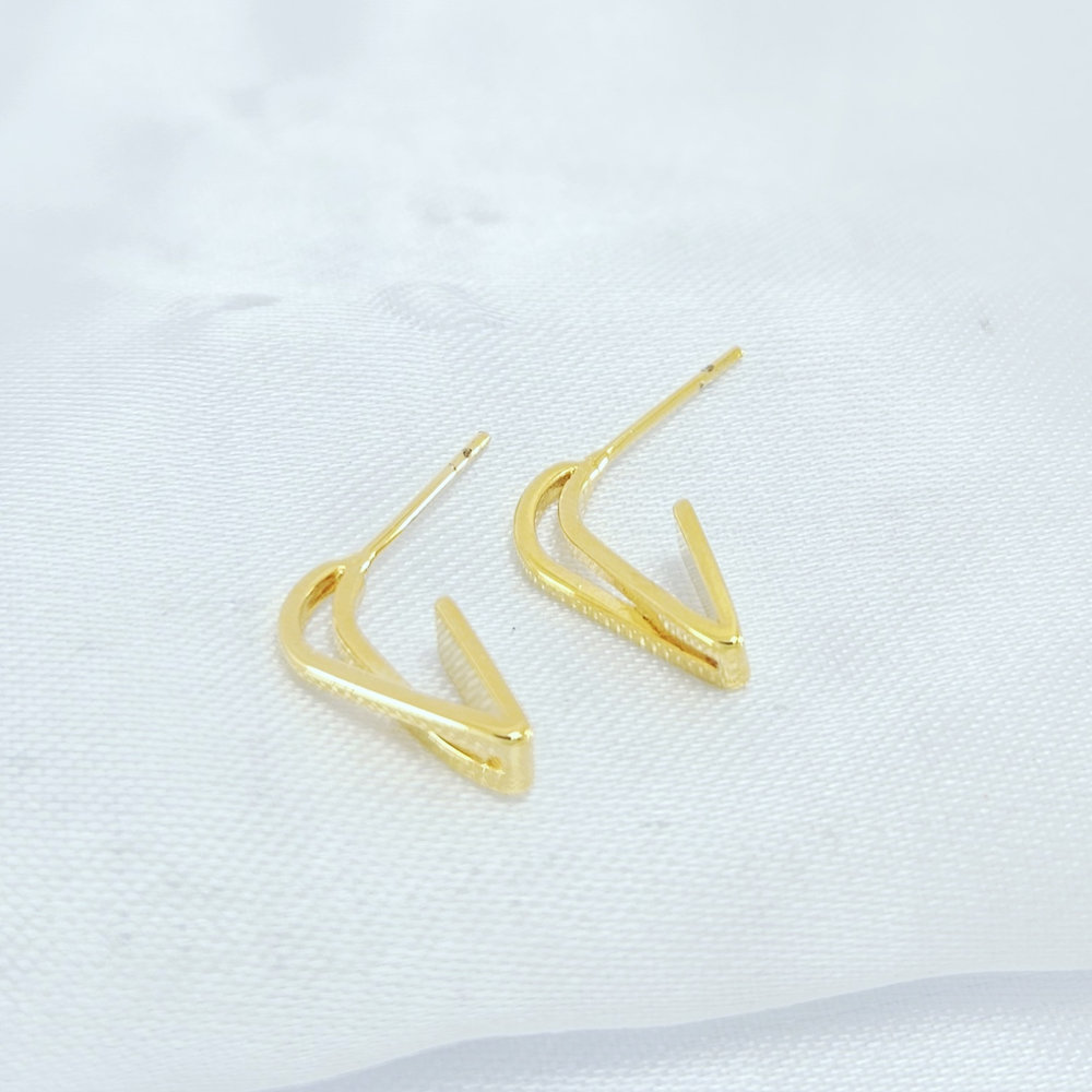 Brinco vírgula dourado