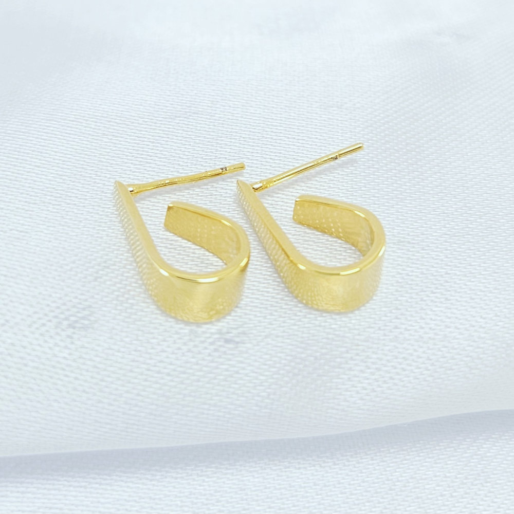 Brinco estilo vírgula dourado