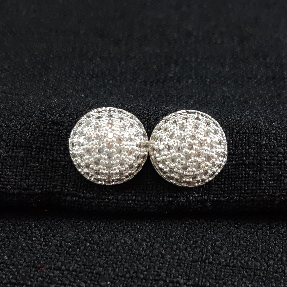 Brinco redondo cravejado prateado