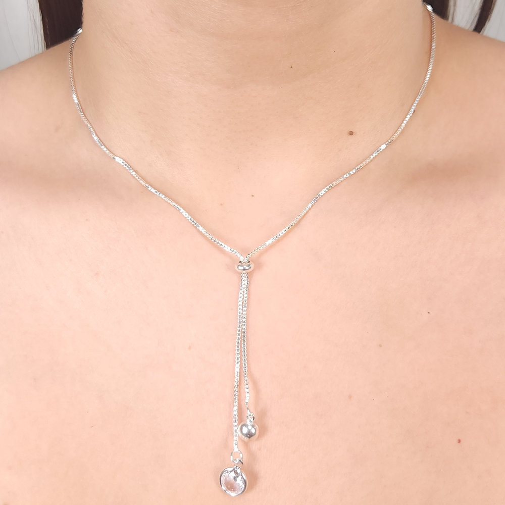 Gravatinha veneziana com ponto de luz e bola prateada