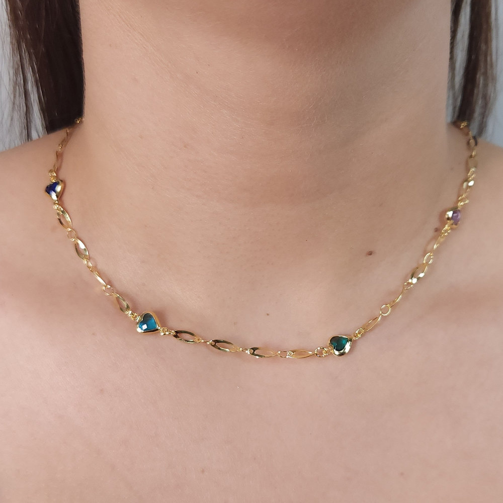 Gargantilha elos oval curvado com corações coloridos