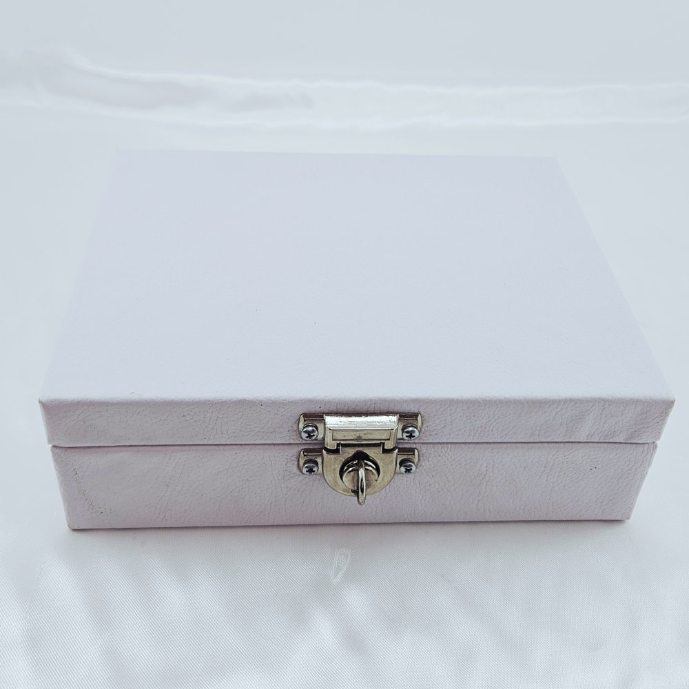 Caixa porta joia branca detalhada