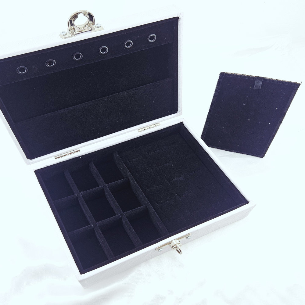 Caixa porta joia branca detalhada - Imagem 2