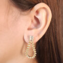 Brinco modelo gota com pedra baguete e navete