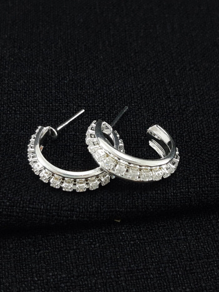 Argola faixa boleada prateada com fio de pedras cristal central