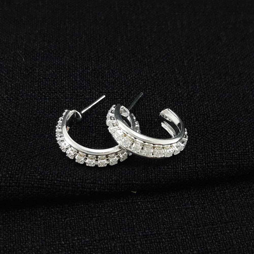 Argola faixa boleada prateada com fio de pedras cristal central