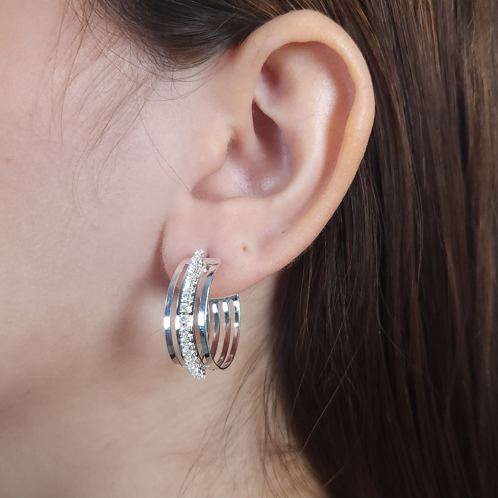 Brinco argola três fios detalhe cravejado