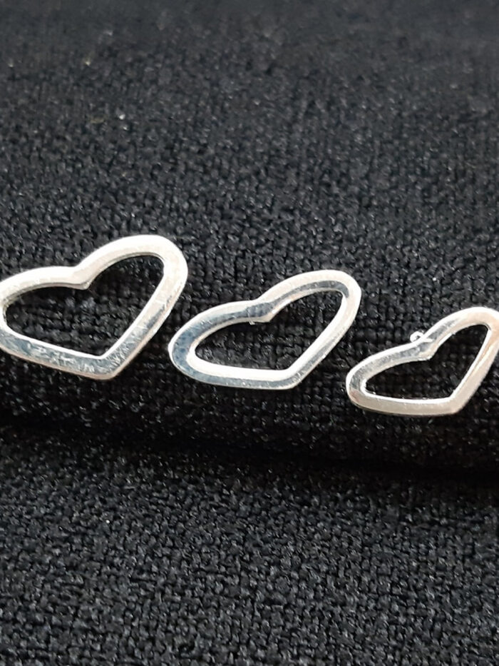 Brinco trio corações achatado