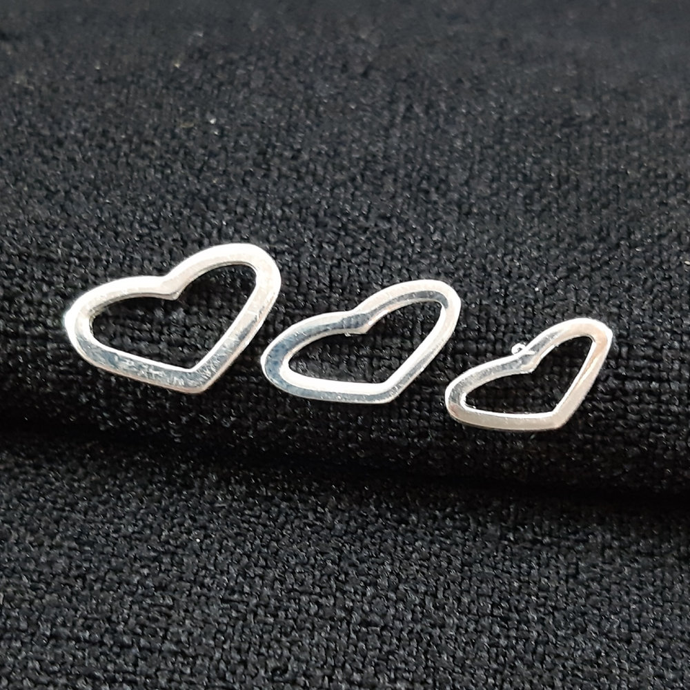 Brinco trio corações achatado