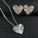 Conjunto coração detalhe martelado prateado