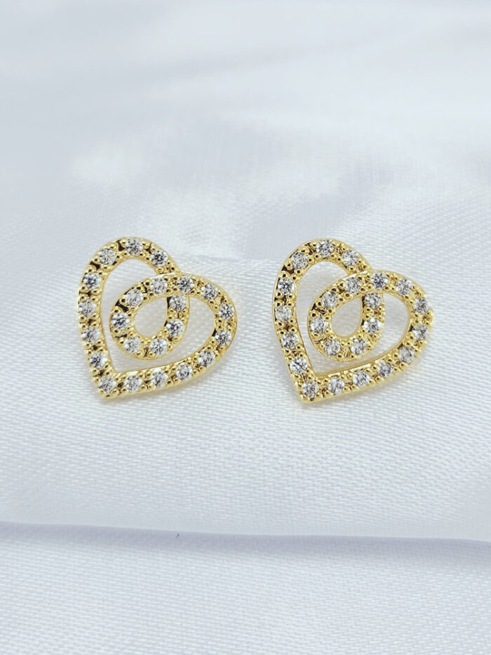 Brinco coração entrelaçado com pedras cristal