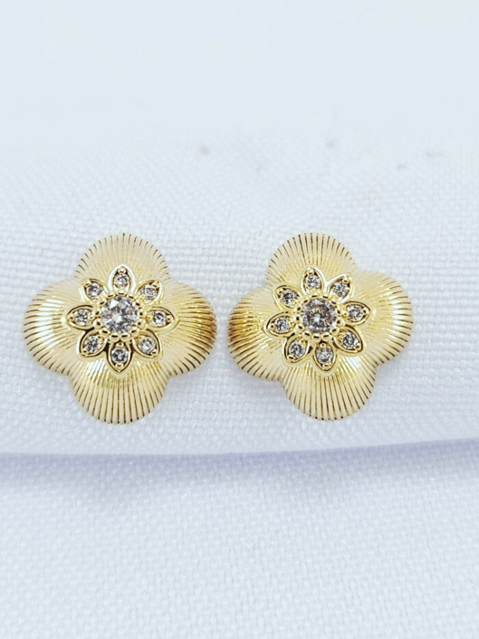 Brinco trevo fosco boleado com detalhe flor pedras cristal