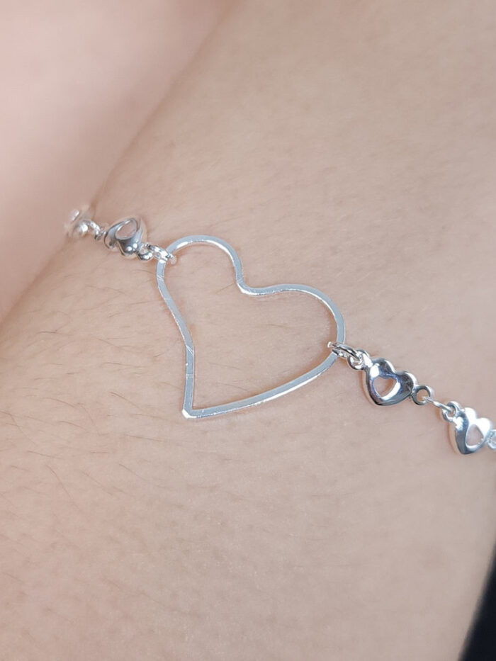 Pulseira elos torcido com coraçao vazado
