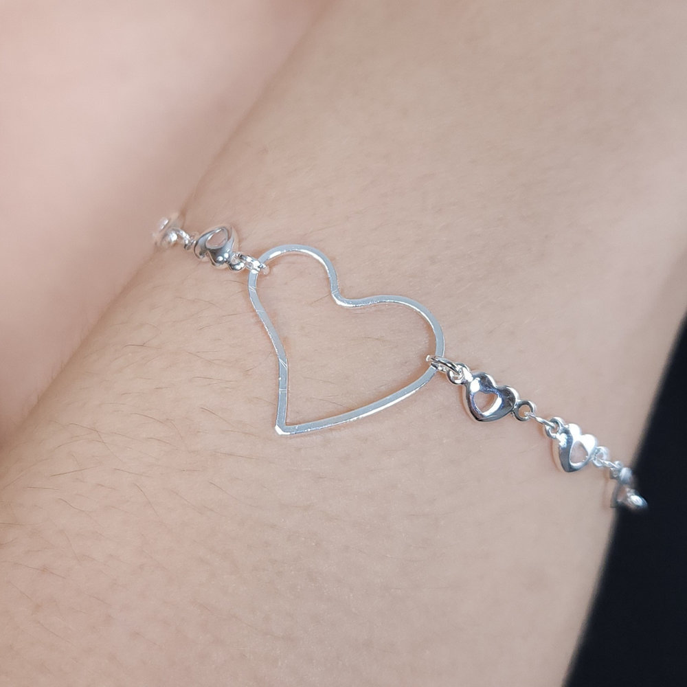 Pulseira elos torcido com coraçao vazado