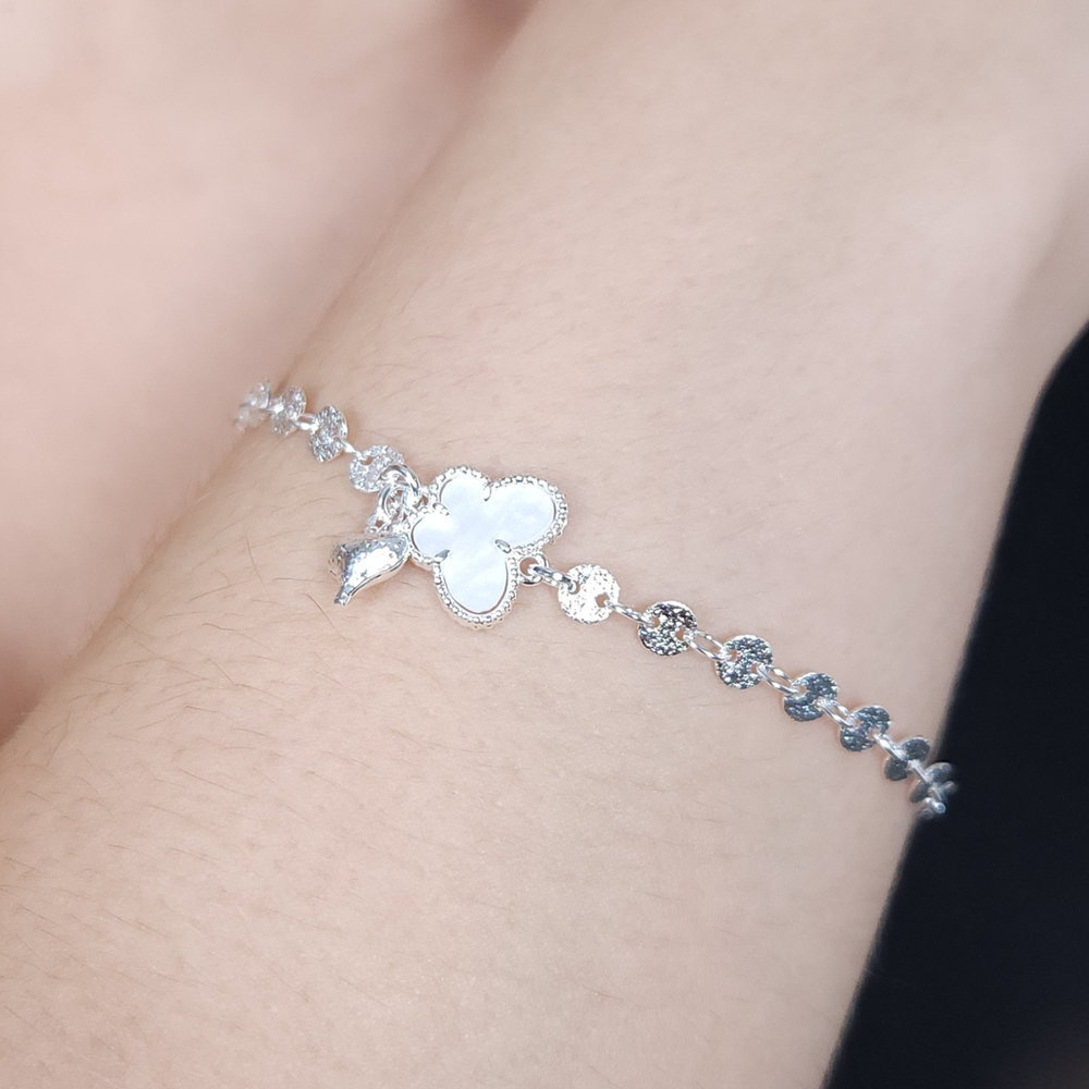 Pulseira elos chapeada fosco detalhe borboleta branca e coração