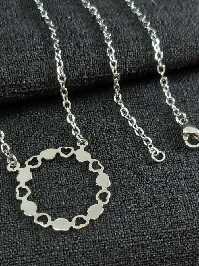 Gargantilha circulo vazado com detalhe em coração