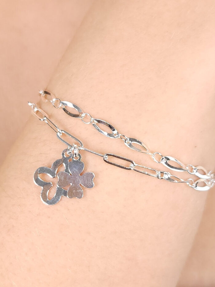 Pulseira dupla elos oval curvado com trevo liso e vazado