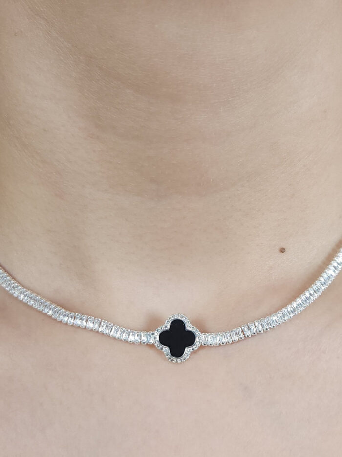 Gargantilha choker trevo preto com borda cravejada e pedra baguete