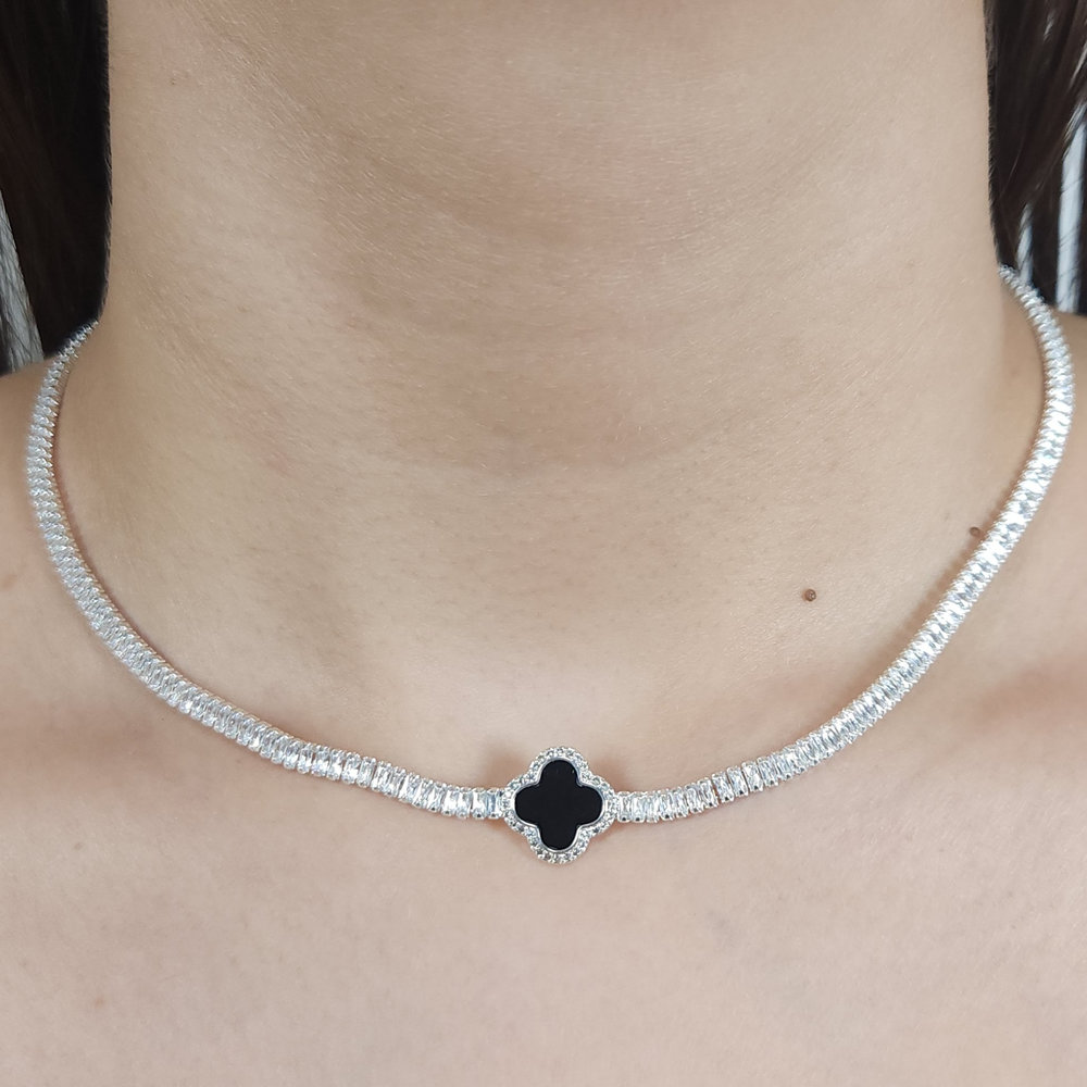 Gargantilha choker trevo preto com borda cravejada e pedra baguete