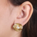 Brinco pérola com fios dourados