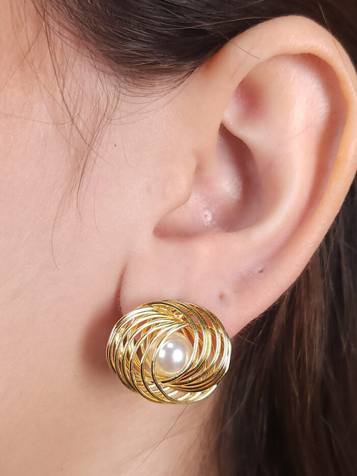 Brinco pérola com fios dourados