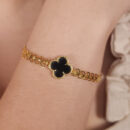 Pulseira elos estilo folhas dourado detalhe trevo preto