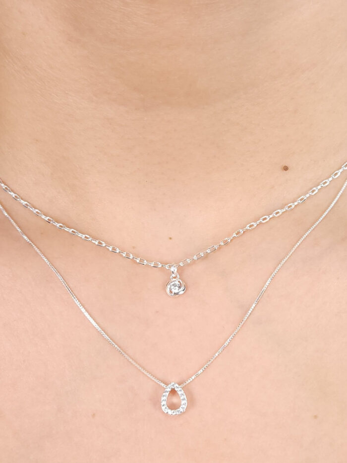 Gargantilha dupla com pingentes ponto de luz e gota vazado