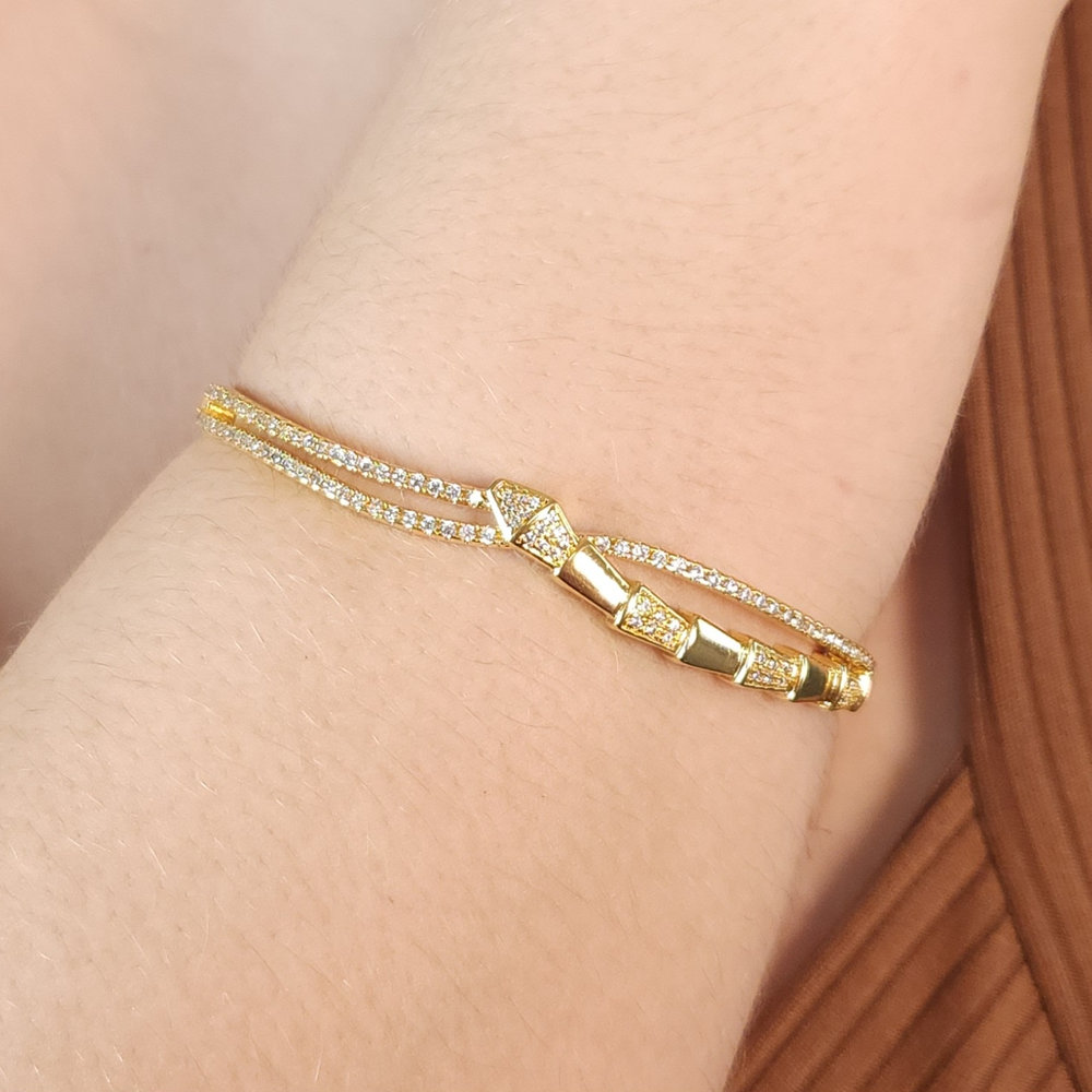 Bracelete fio duplo cravejado com cobra detalhada e pedras cristal