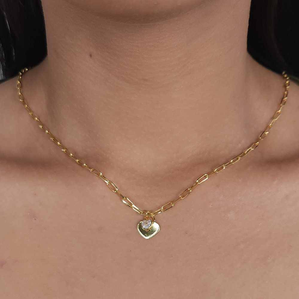 Gargantilha chocker elos cartier com pingentes corações