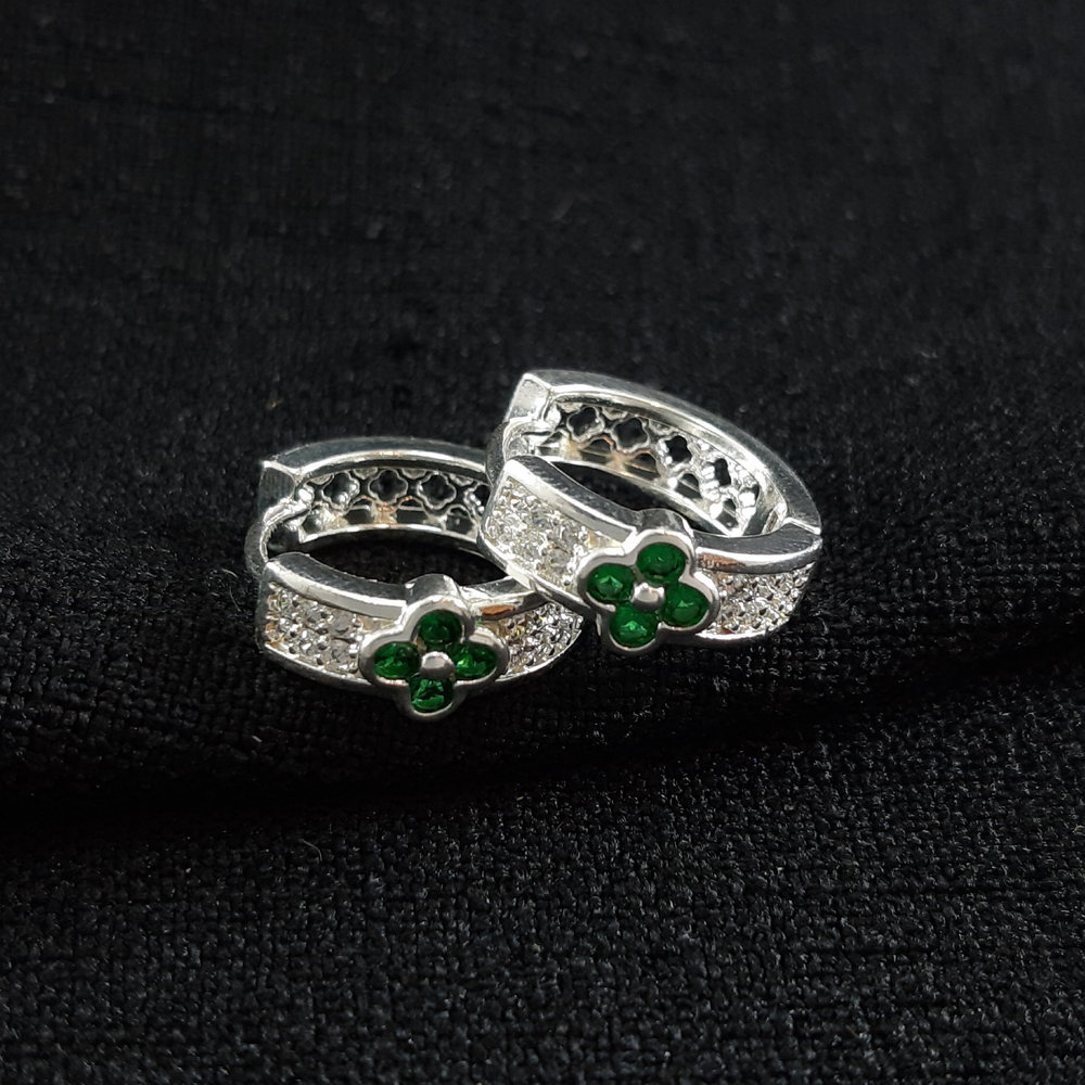 Brinco argola craveja detalhe trevo