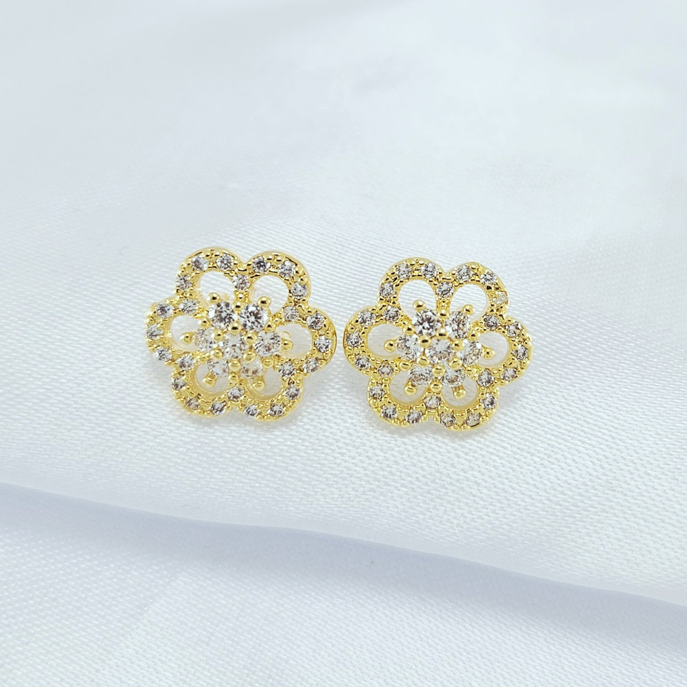 Brinco flor vazada fio cravejado