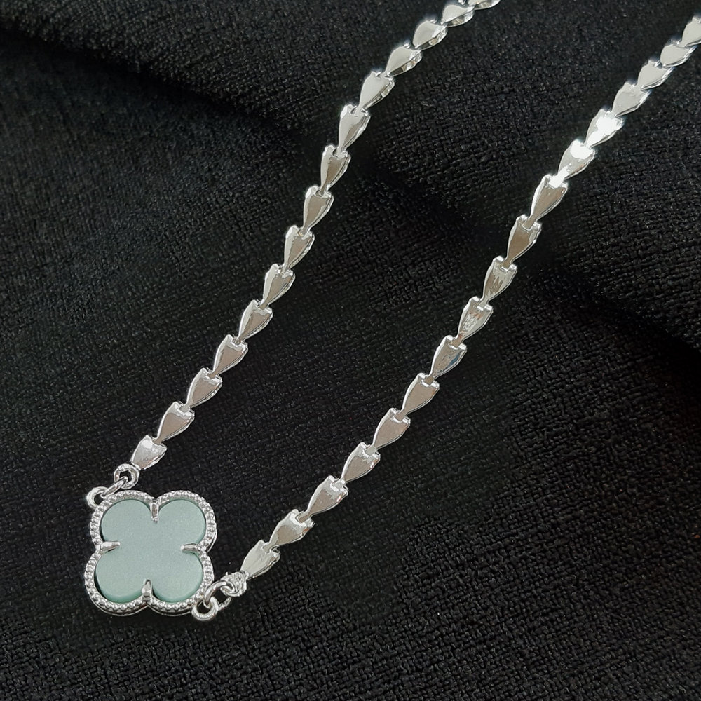 Gargantilha chocker com fio em corações e trevo com cores variadas - Imagem 5