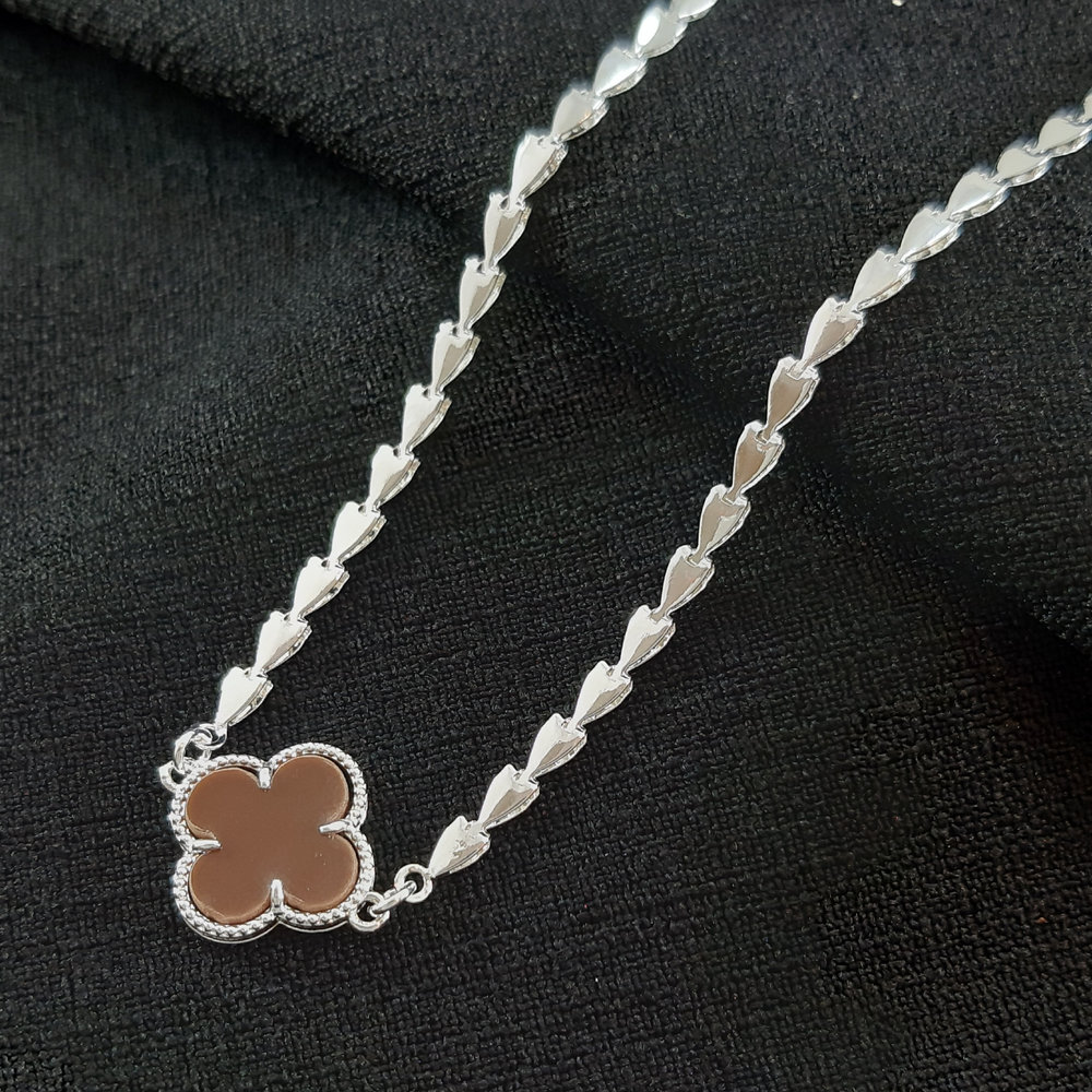 Gargantilha chocker com fio em corações e trevo com cores variadas