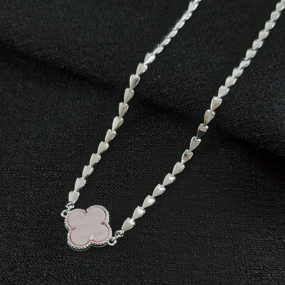 Gargantilha chocker com fio em corações e trevo com cores variadas - Imagem 3