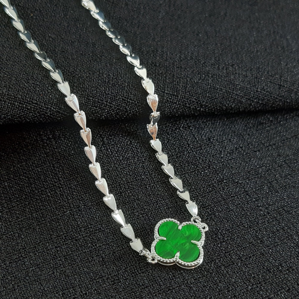 Gargantilha chocker com fio em corações e trevo com cores variadas - Imagem 2