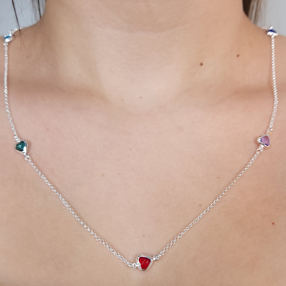 Gargantilha com corações coloridos