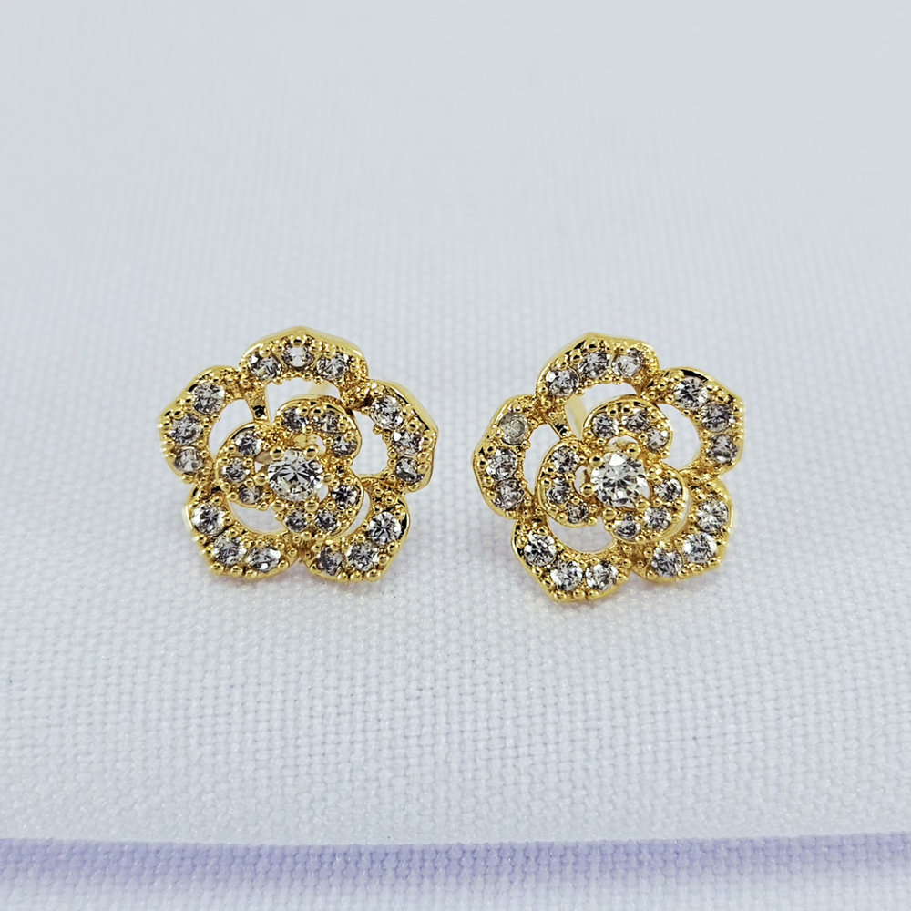 Brinco flor cravejada e vazada