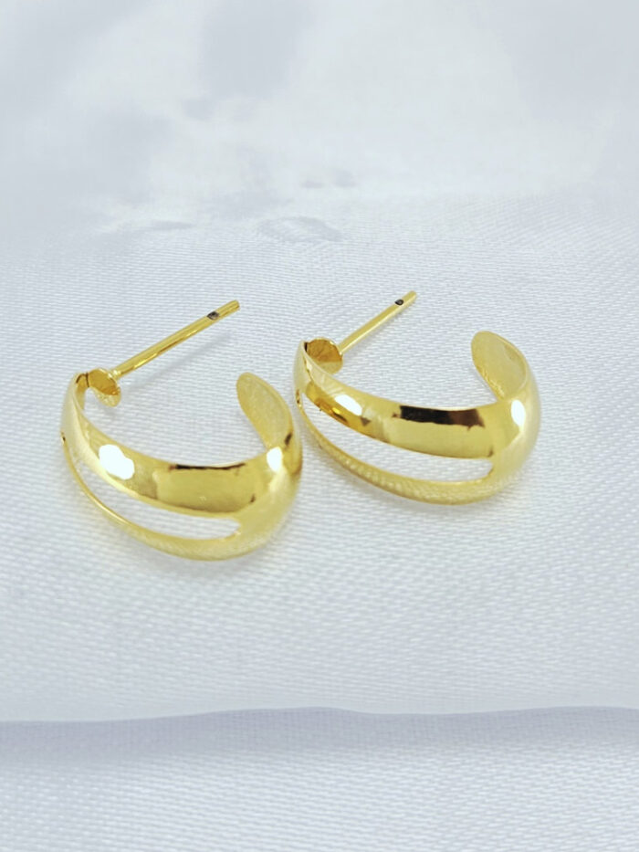 Brinco estilo oval dourada detalhe vazado